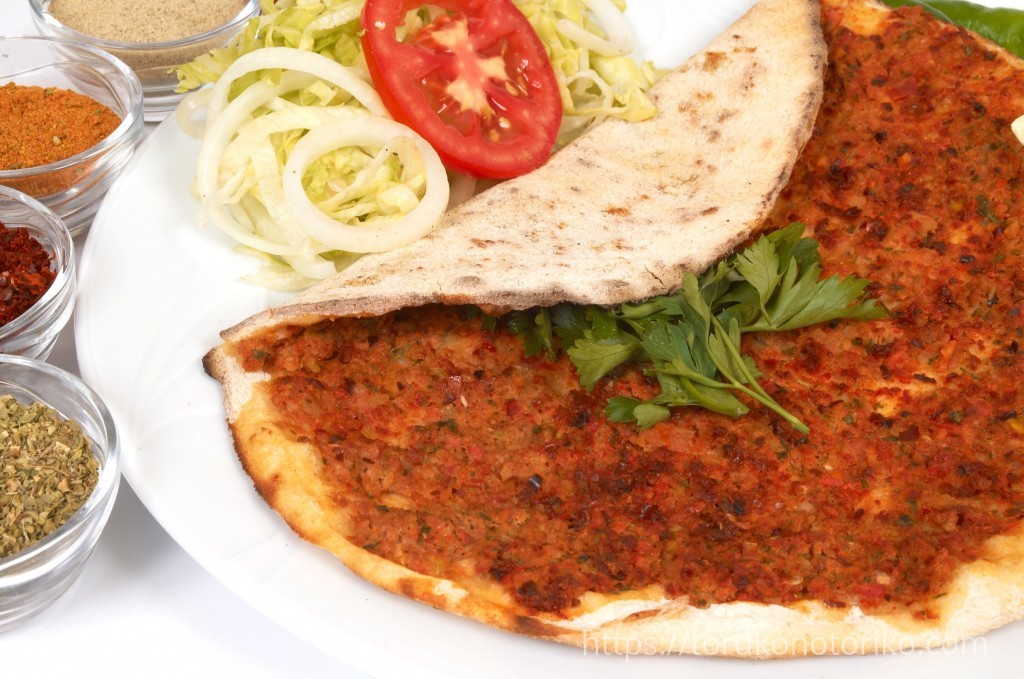 シンプルなスパイシーミートピザ Lahmacun ラフマジュン トルコのとりこ Turk Asigi