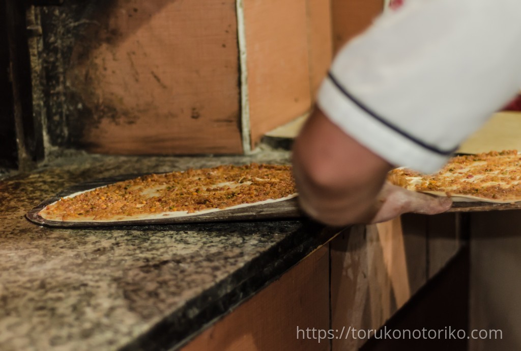 シンプルなスパイシーミートピザ Lahmacun ラフマジュン トルコのとりこ Turk Asigi